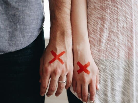 Red Flags në lidhje: Si t'i njohësh dhe si t'i menaxhosh