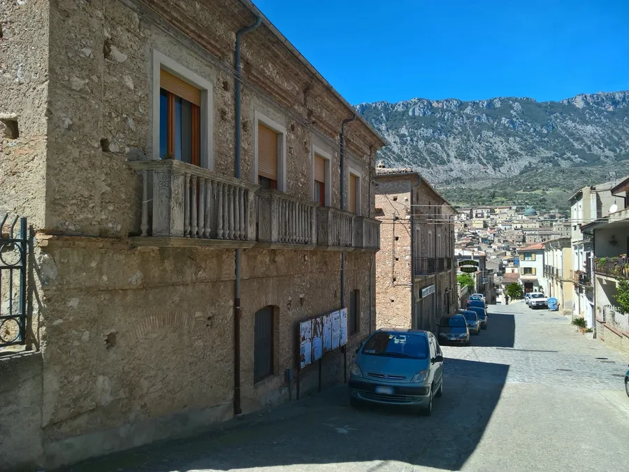 Kalabriya'daki Arbëreshë köyü Civita'nın panoraması