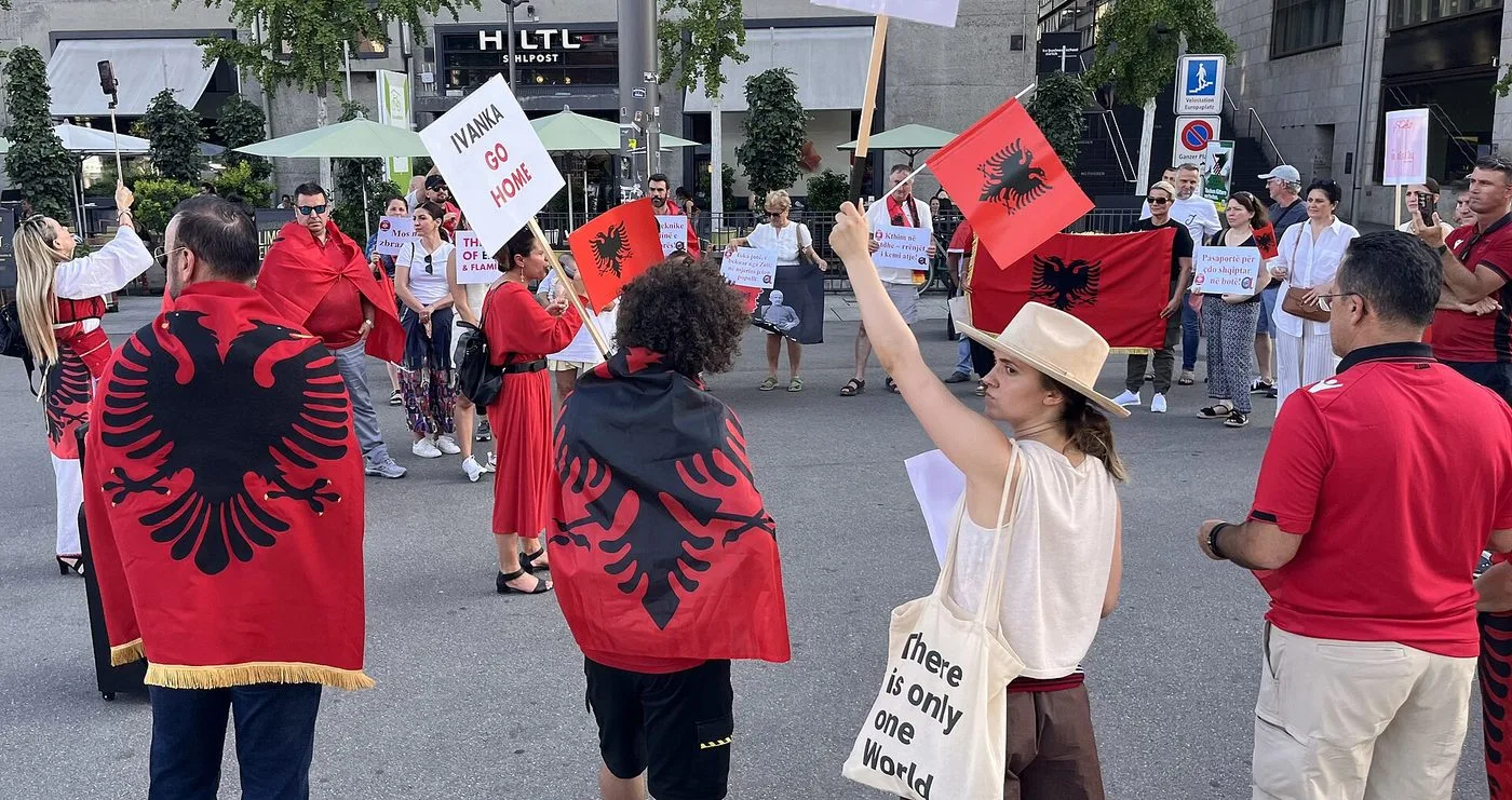 İsviçre'deki bir diaspora gösterisinde bayraklarla toplanan Arnavutlar