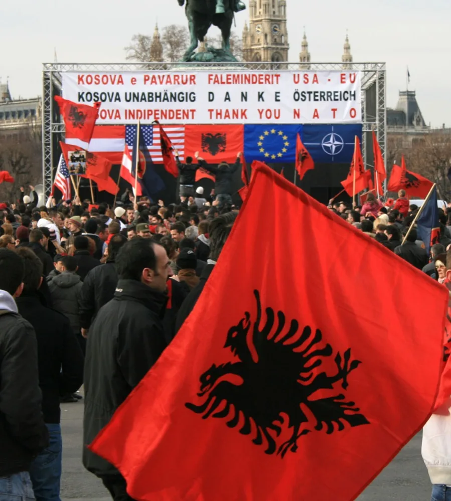 Şubat 2008'de Kosova'nın bağımsızlık ilanını kutlamak için Viyana Belediye Binası önünde toplanan, Arnavut bayrakları taşıyan kalabalık