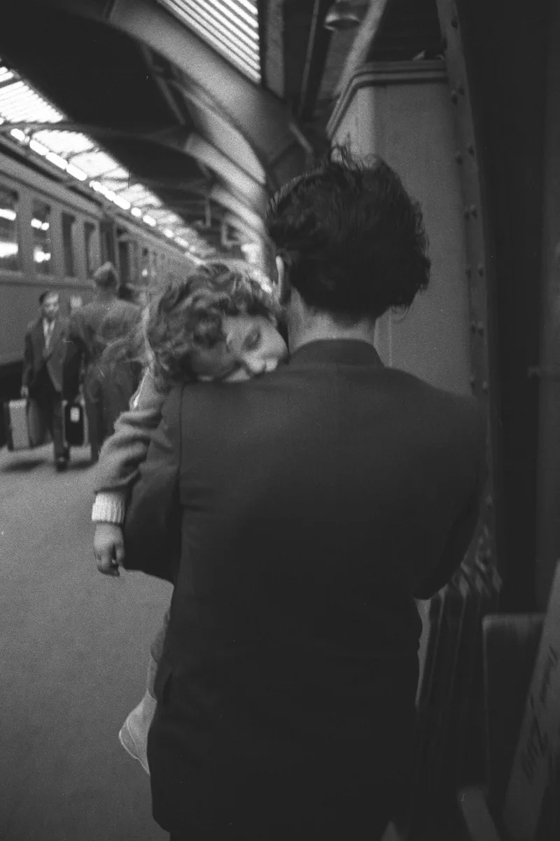 1960'larda Zürih Ana Garı'na varan misafir işçiler