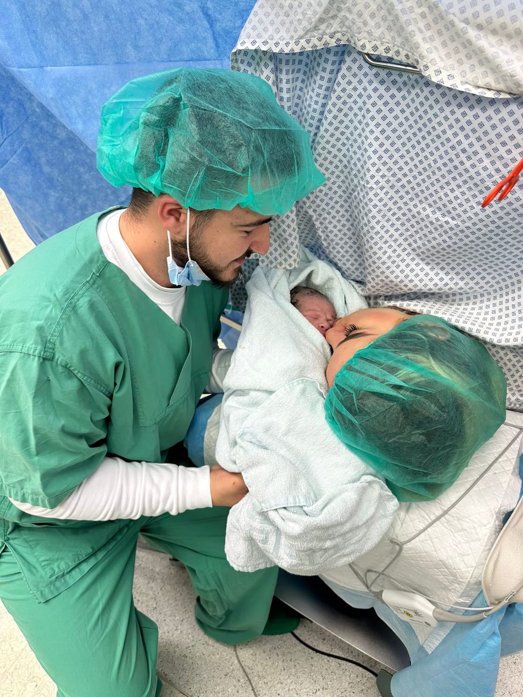Rifat im Krankenhaus mit seinem neugeborenen Baby