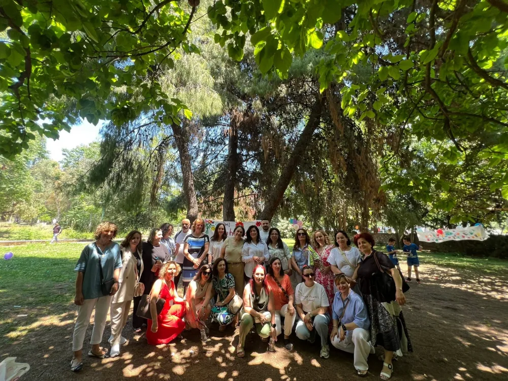 Albanische Sprachlehrer und Community-Organisatoren versammeln sich im Rizari Central Park in Athen