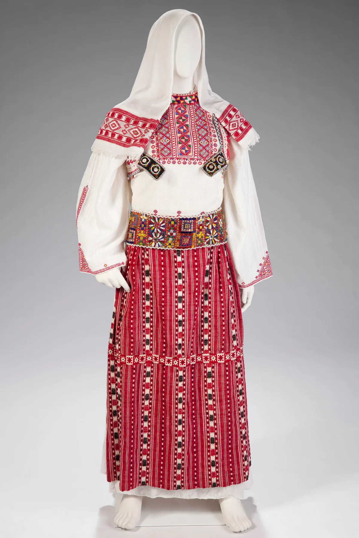 Das zeremonielle Kostüm einer albanischen Frau von etwa 1900, mit Goldfaden bestickt, aus der Sammlung von Museums Victoria