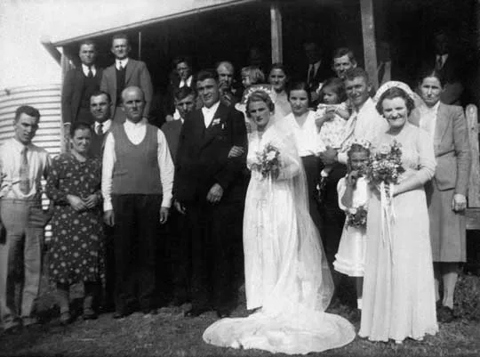 Eine albanisch-orthodoxe Hochzeitsgesellschaft, 1944 in Bagnoo, New South Wales, fotografiert