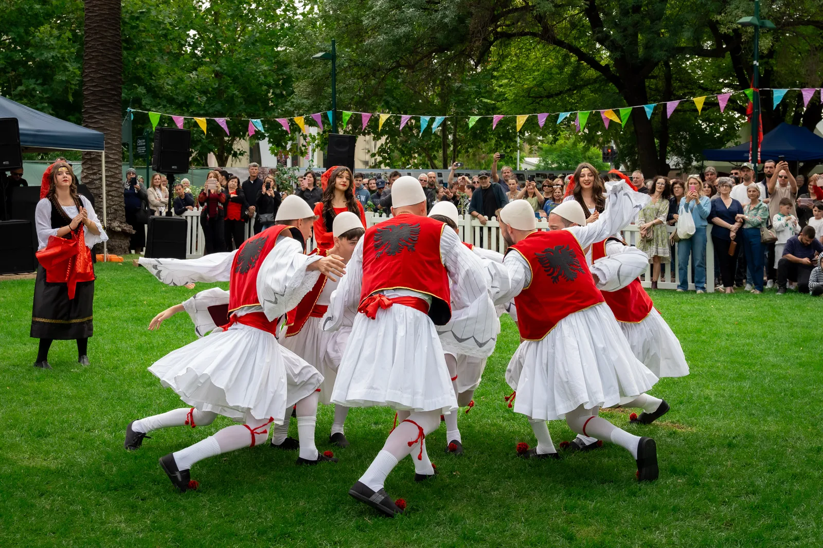 Albanische Volkstänzer tanzen im April 2025 eine Valle im Kreis beim albanischen Erntefest in Shepparton, Victoria