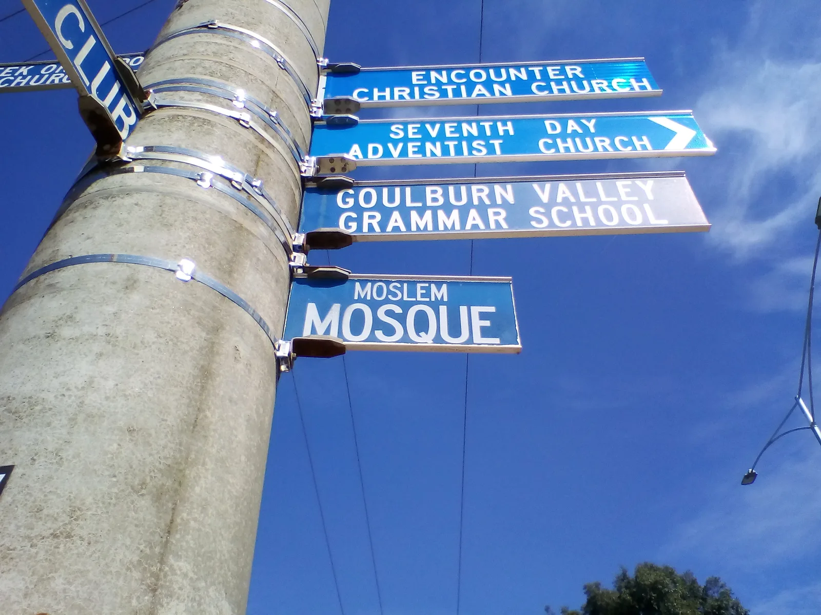 Die weiße Fassade und das Minarett der albanischen Moschee in der Acacia Street, Shepparton, erbaut zwischen 1956 und 1960