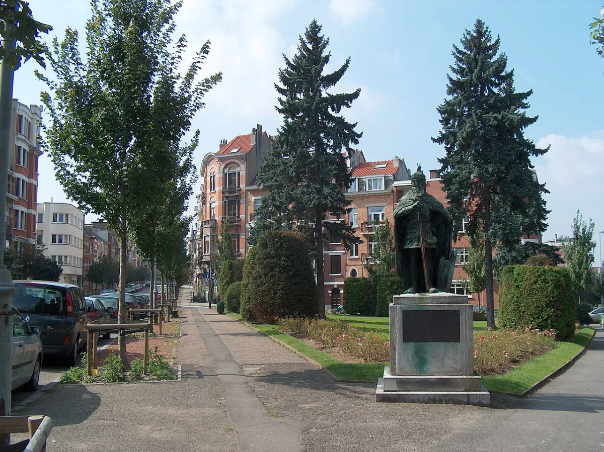 Statua in bronzo di Skanderbeg a Square Prévost-Delaunay a Schaerbeek, Bruxelles