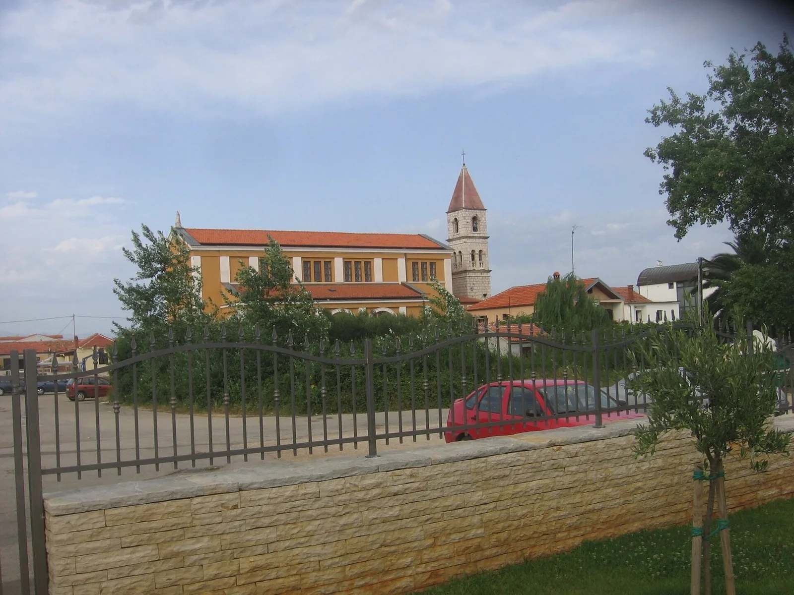 Den ockrafärgade församlingskyrkan Vår Fru av Loreto och dess klocktorn i sten i Arbanasi, Zadar