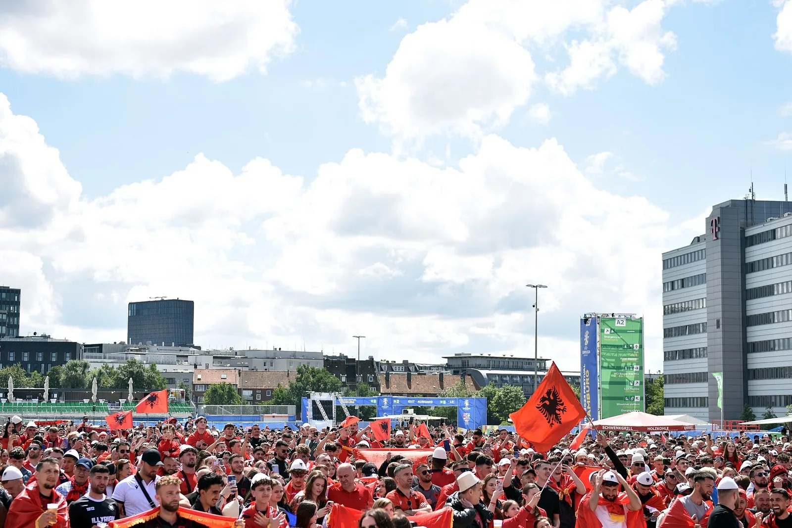 Kroatiska och albanska supportrar med röda flaggor i fanzonen i Hamburg under EM 2024