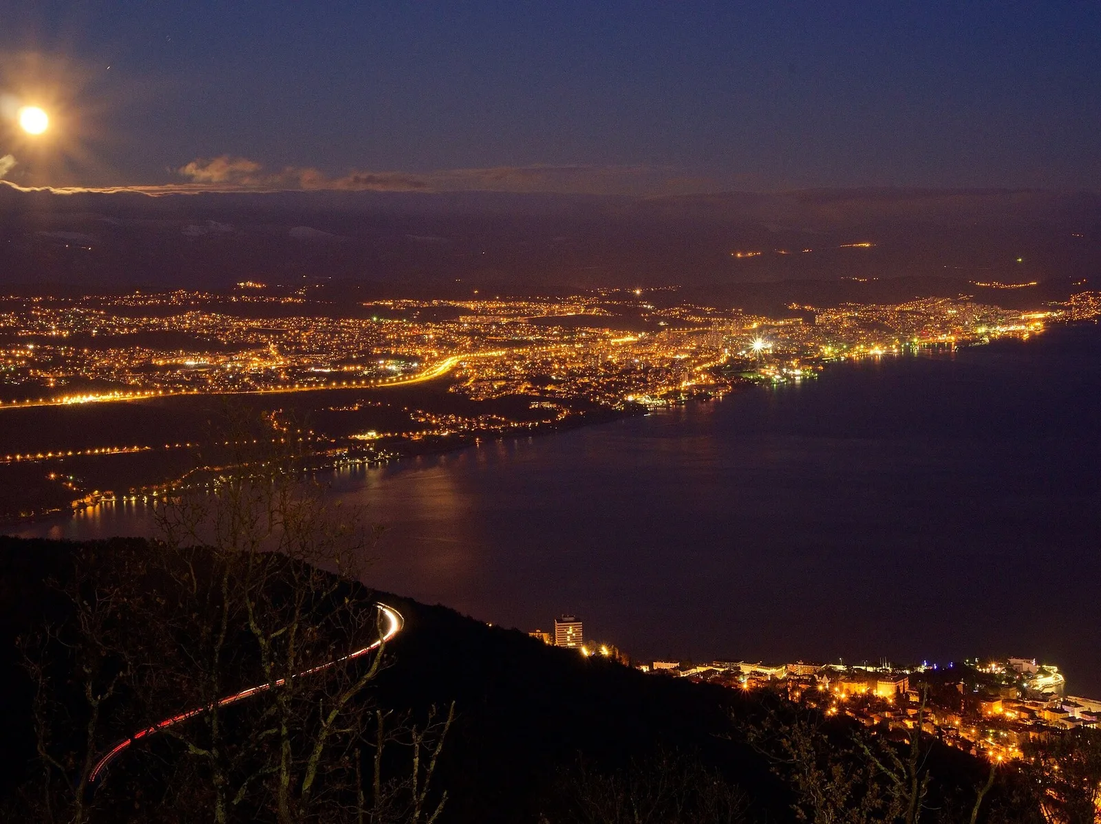 Rijeka och Kvarnerbukten om natten, sedda från höjderna ovanför Opatija