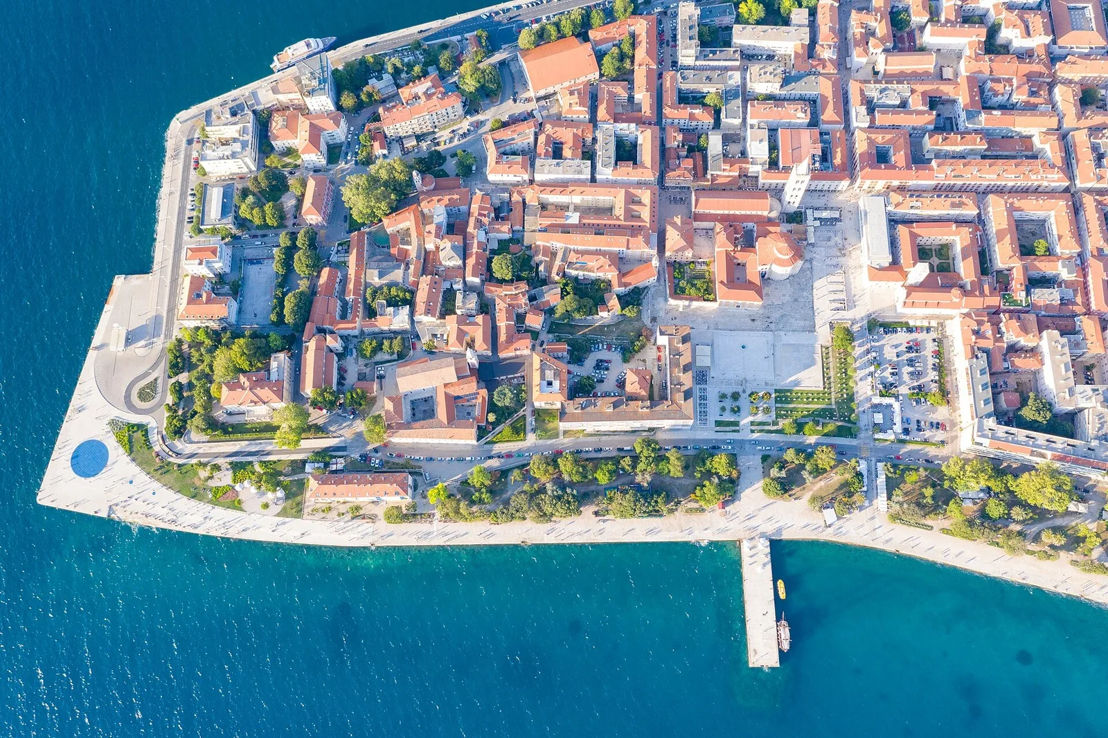 Flygbild över Zadars gamla stad och det romerska forumet, omgivna av havet