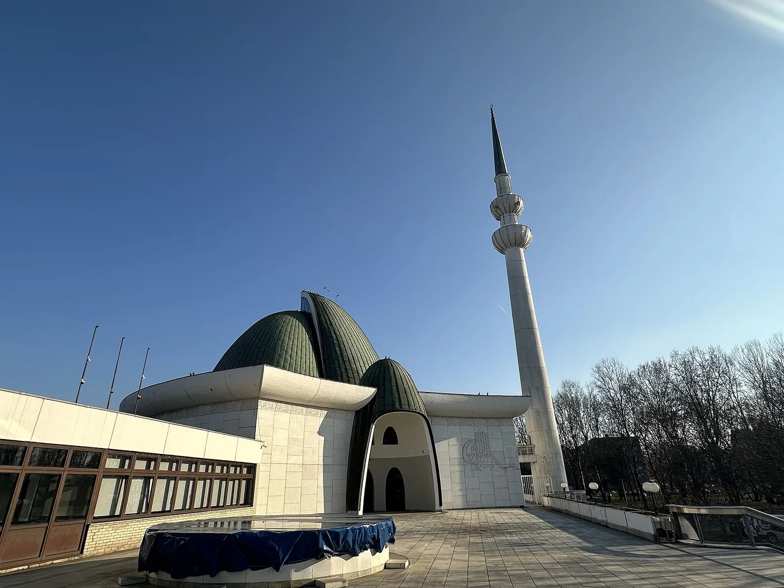 Zagrebmoskéns vita kupoler och minaret under en blå himmel