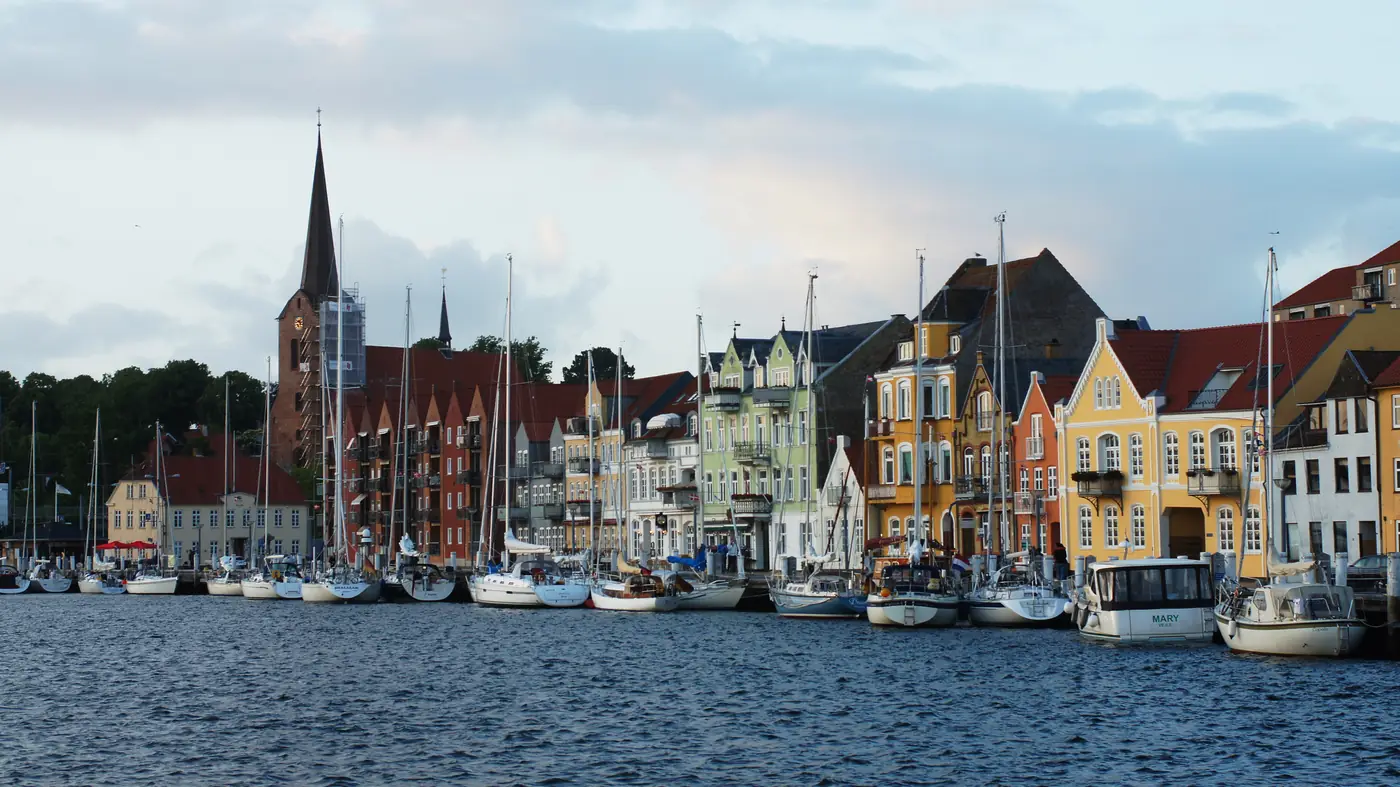 Hamnen i Sønderborg i södra Danmark en klar dag