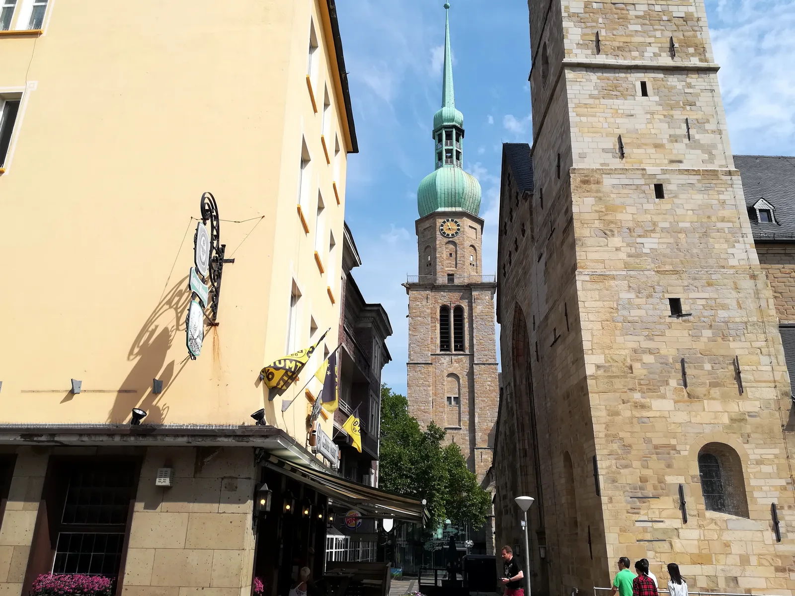La torre verde di St. Reinoldi vista lungo una strada accanto alla Marienkirche nel centro di Dortmund, nel maggio 2018