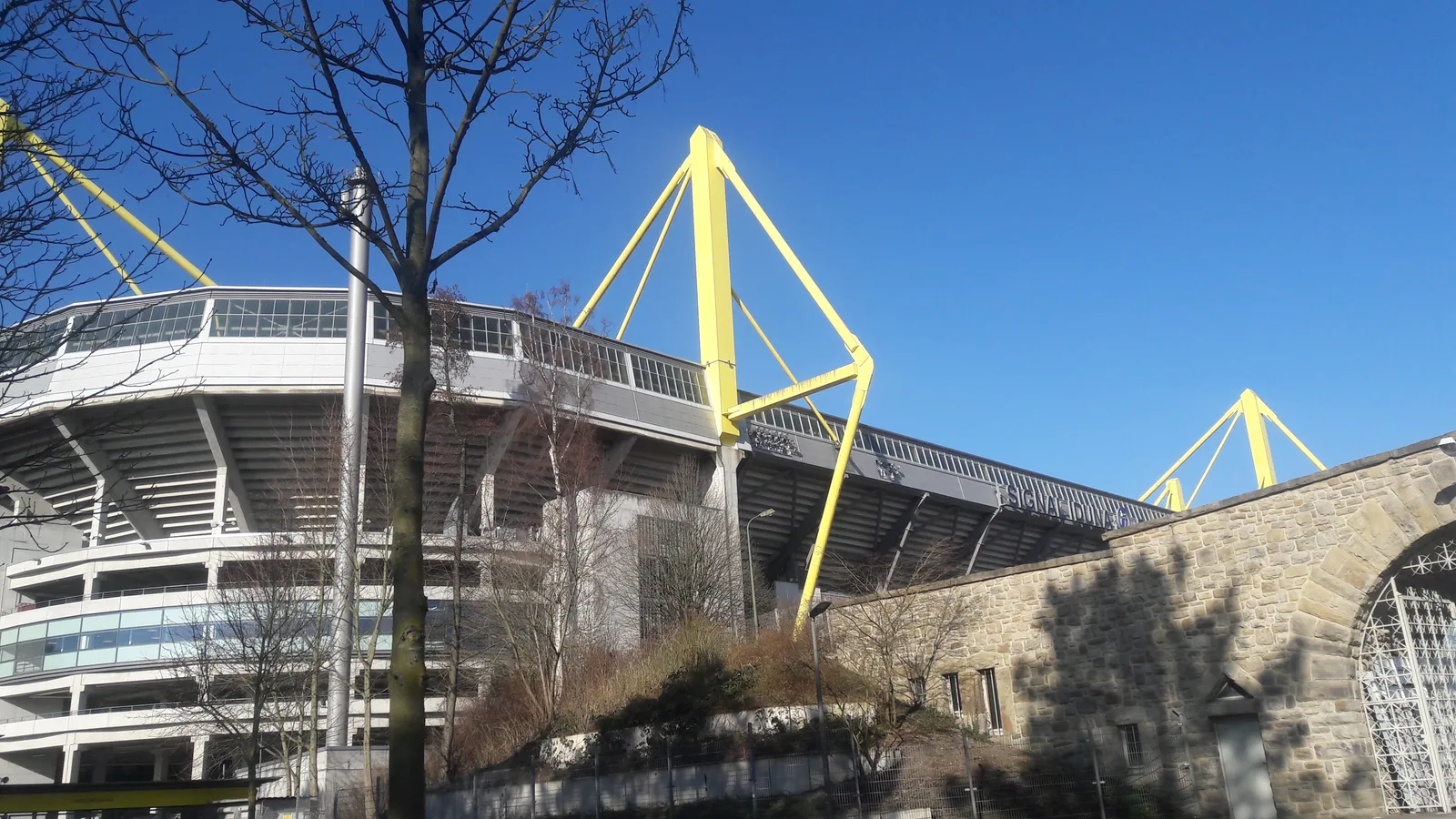 L’esterno del Westfalenstadion di Dortmund con i sostegni gialli della copertura, fotografato nel febbraio 2018