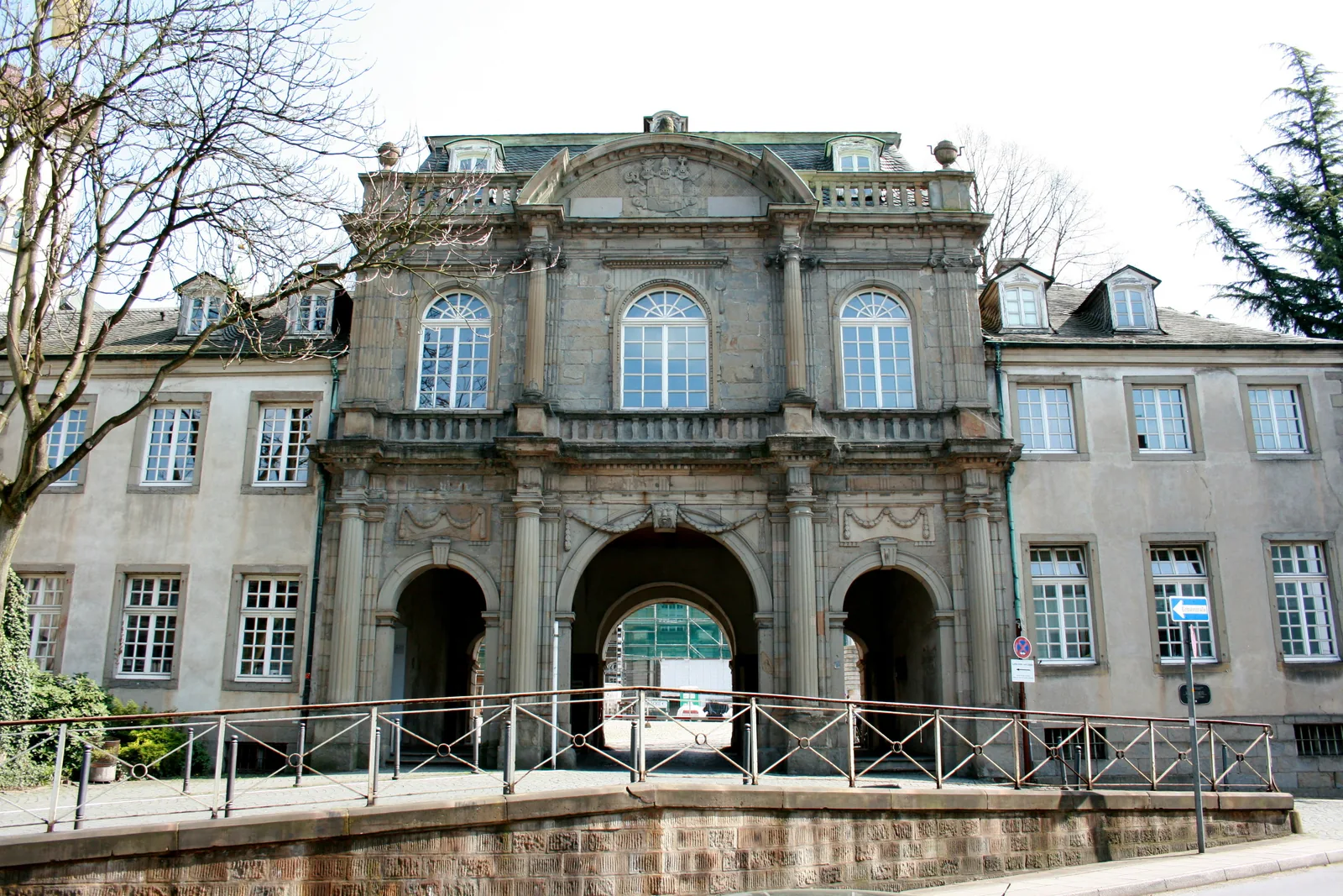 Das steinerne Tor der ehemaligen Abtei Werden, heute Teil des Folkwang-Campus Essen-Werden.