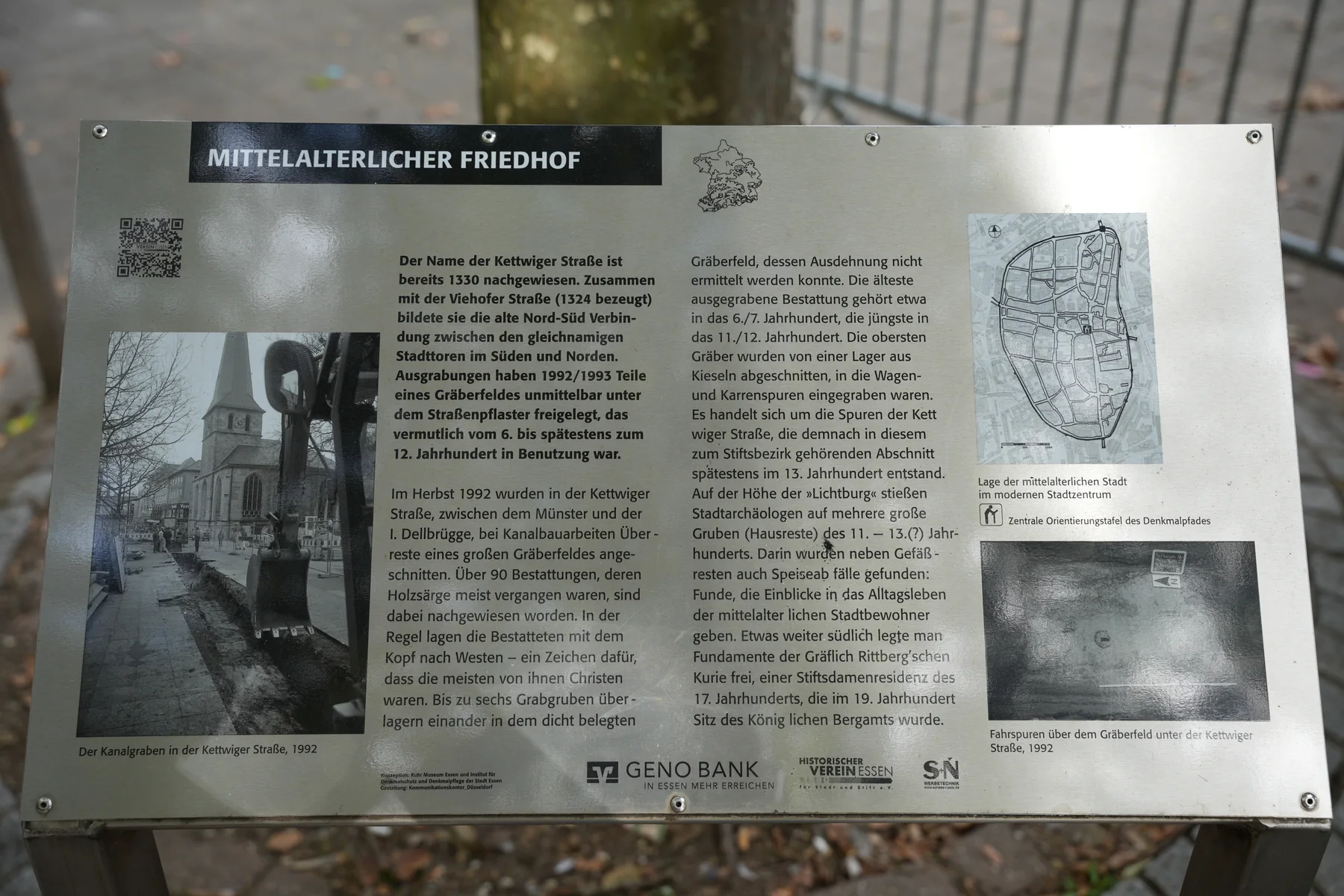 Historische Informationstafel über einen mittelalterlichen Begräbnisplatz an der Kettwiger Straße in Essen.