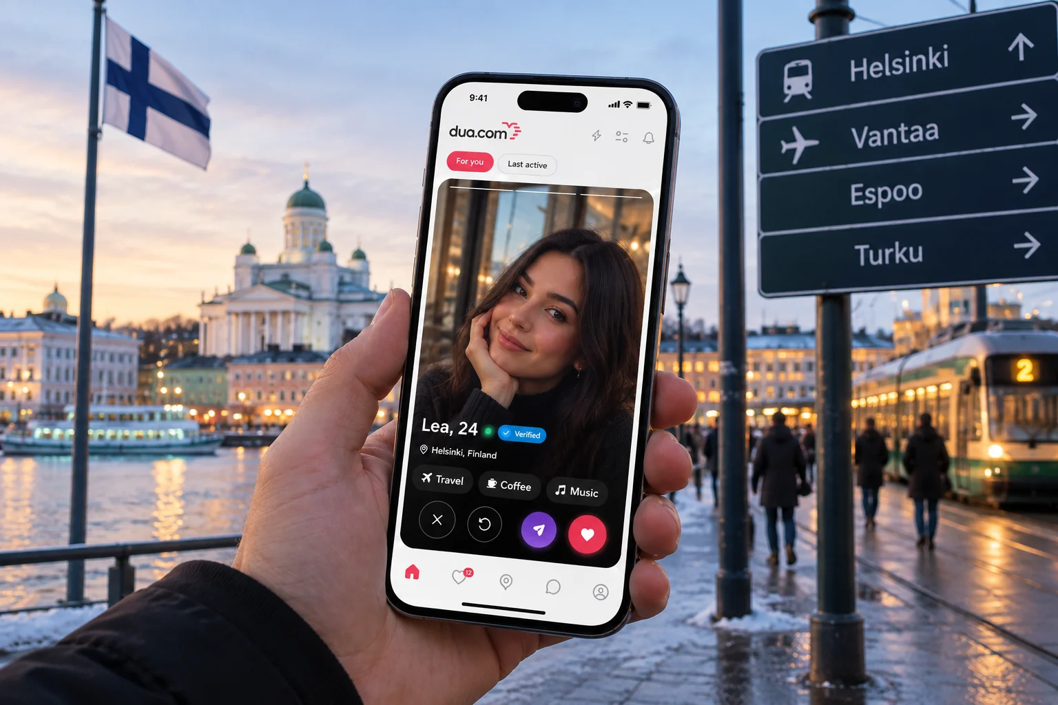 Ilustrim i një telefoni me një aplikacion të komunitetit shqiptar dhe pamje të Helsinkit në sfond