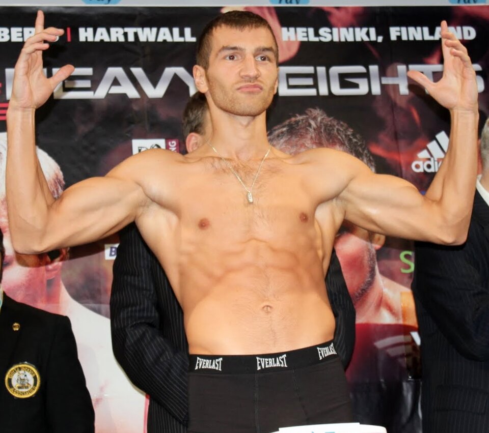 Edis Tatli en el pesaje previo a un combate de boxeo profesional