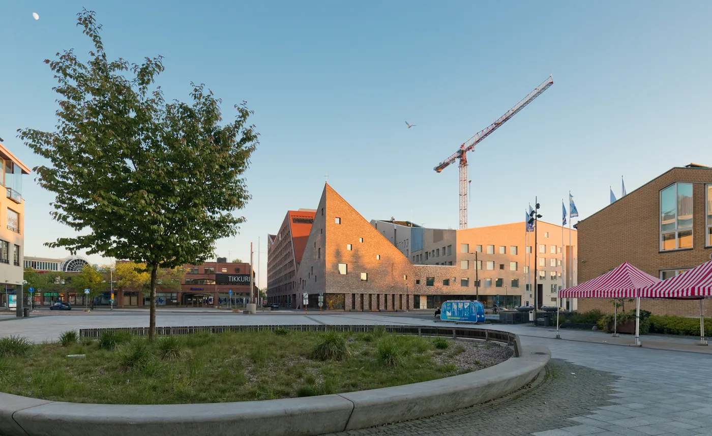El centro de Tikkurila, en Vantaa (Finlandia), con sus modernos edificios céntricos en un día de verano