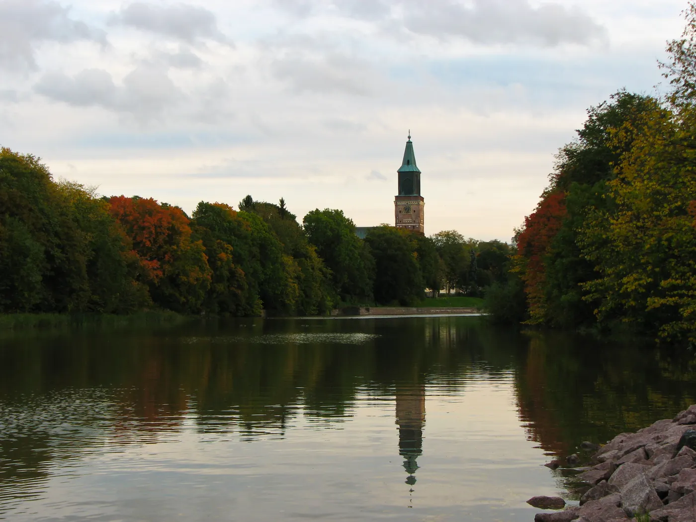 La catedral de Turku alzándose sobre el río Aura en otoño, al anochecer
