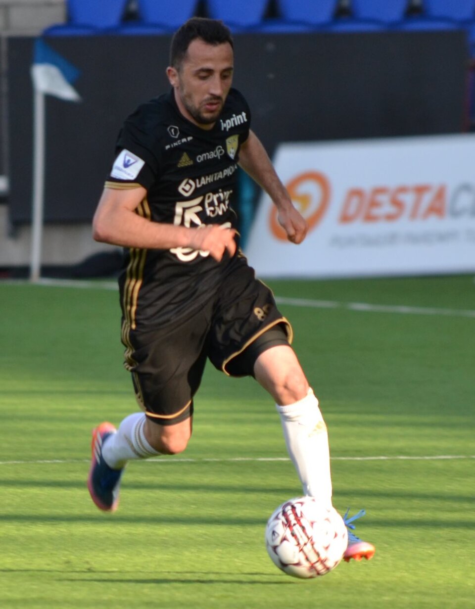Erfan Zeneli con los colores del HJK Helsinki