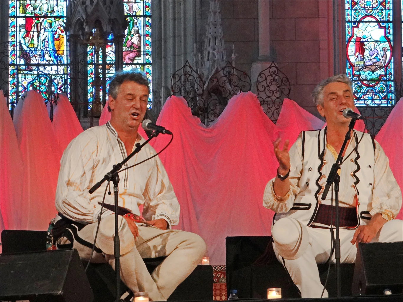 Dervish y Aziz Dervishi cantan en albanés en Les Orientales de Saint-Florent-le-Vieil