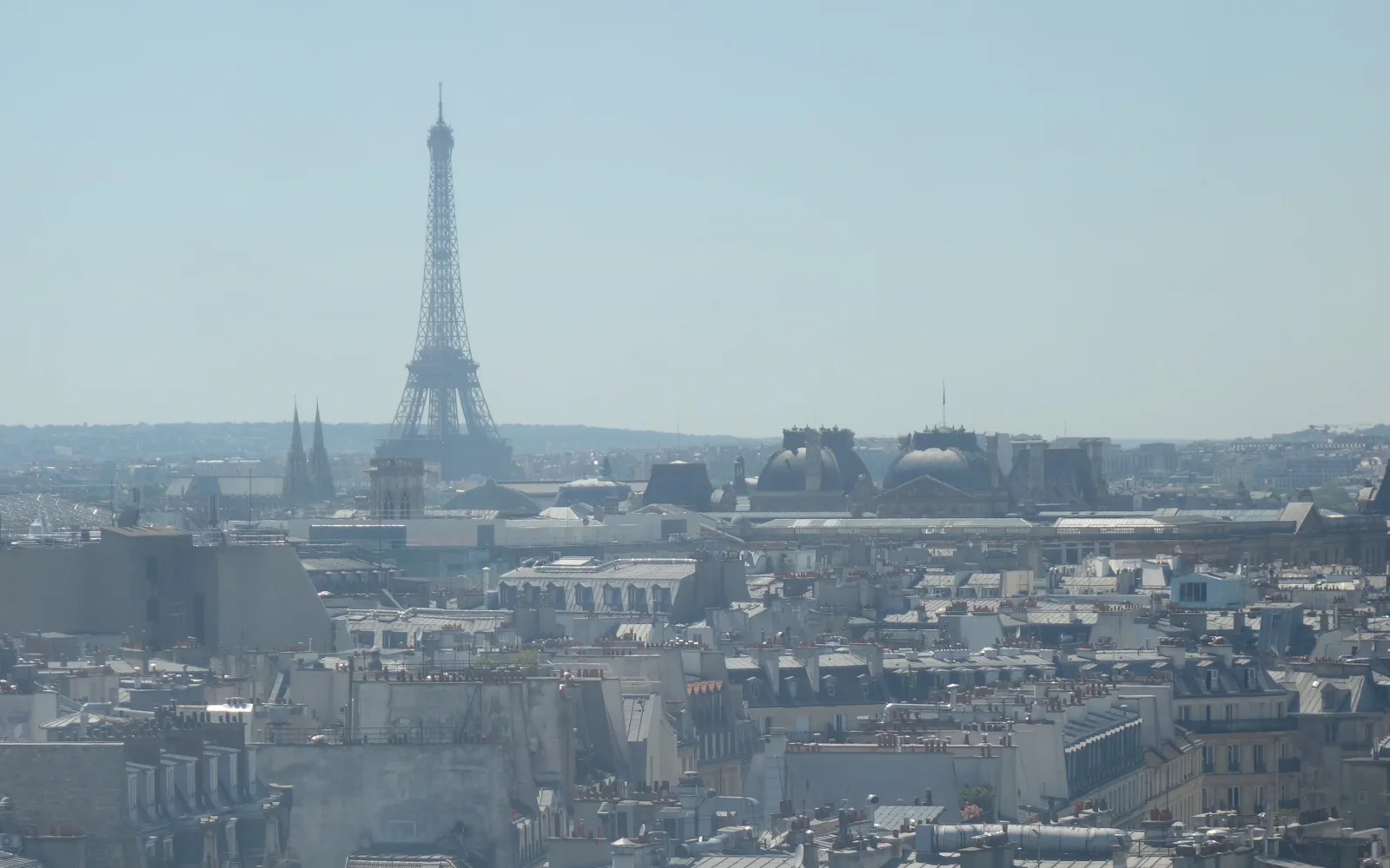 Çatılar üzerinde Eyfel Kulesi ile Paris silüeti