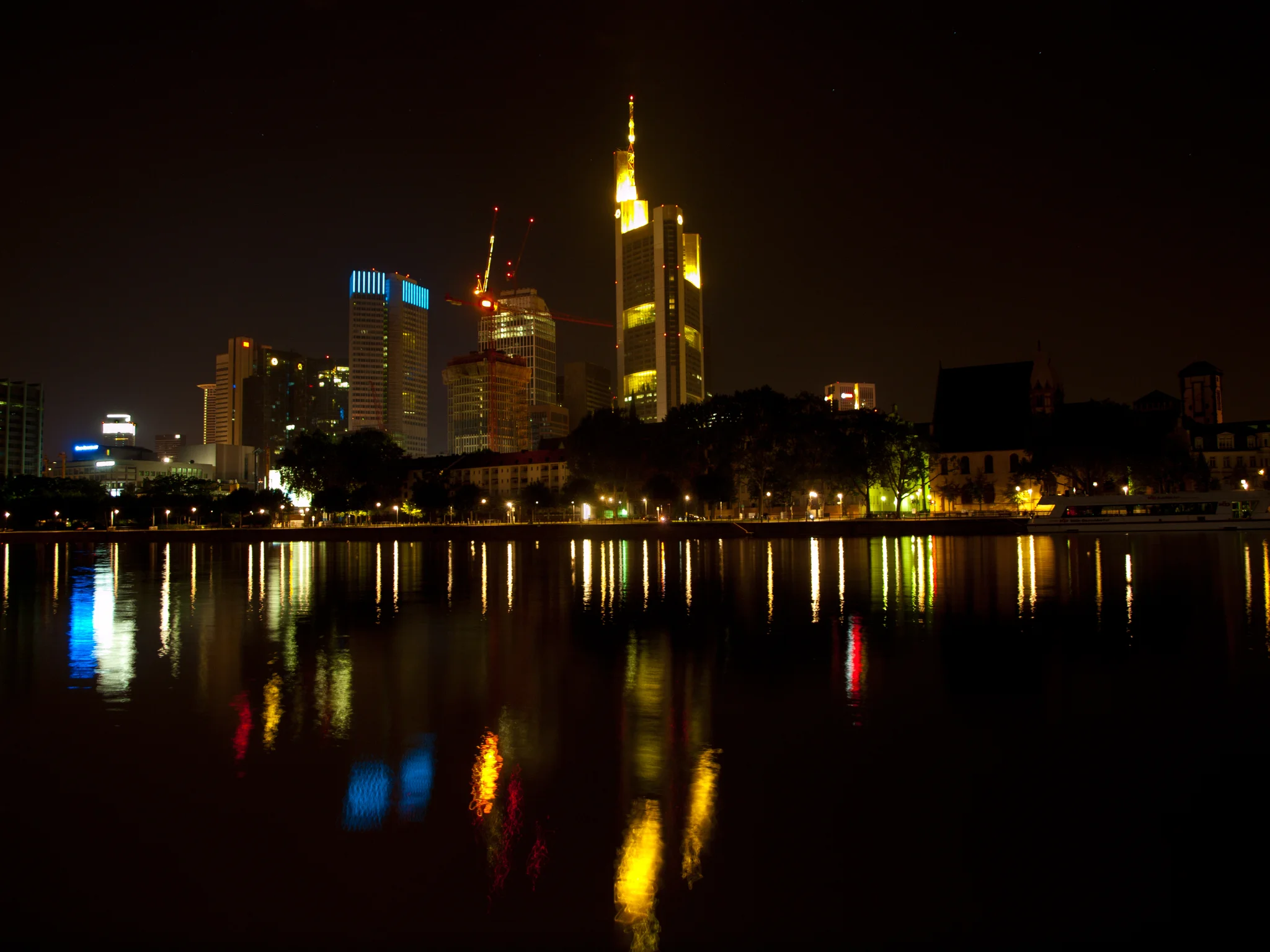 Frankfurter Skyline und Main bei Nacht, von Sachsenhausen aus fotografiert