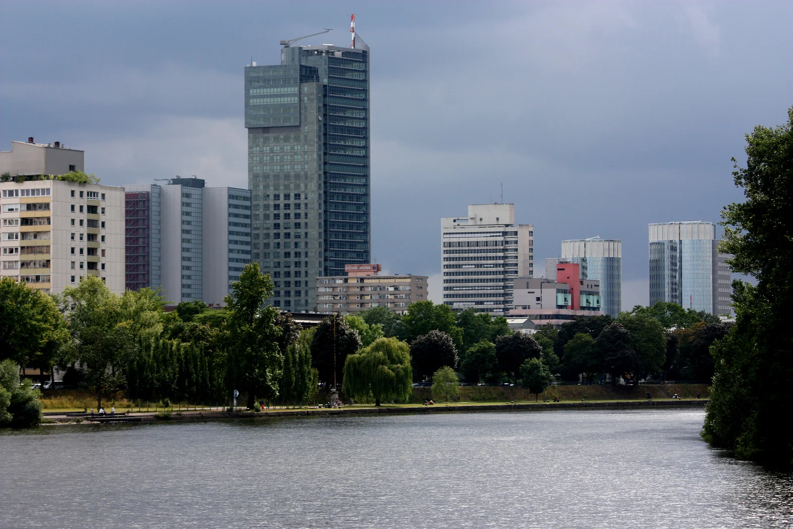 Offenbacher Skyline am Main, eine eigenständige Stadt im Rhein-Main-Gebiet