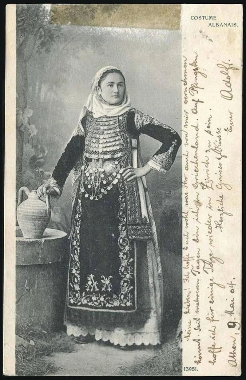 Cartolina storica con una donna in abito tradizionale e la scritta “Costume Albanais”.