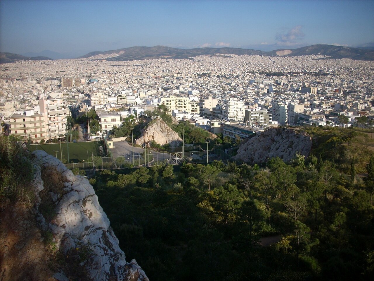 Die dichten Wohnblocks von Kypseli, Athen, gesehen vom Lofos Elikonos