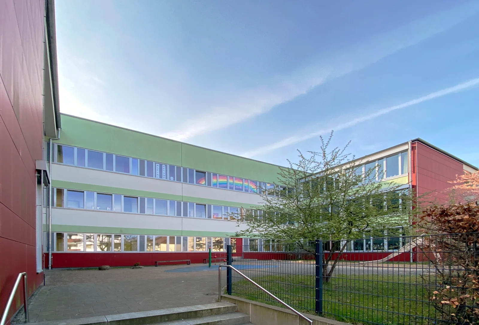 Edificio escolar colorido y patio vacío de Schule Maretstraße en Hamburg-Harburg, una de las sedes de las clases de albanés entre centros en el curso 2026/27