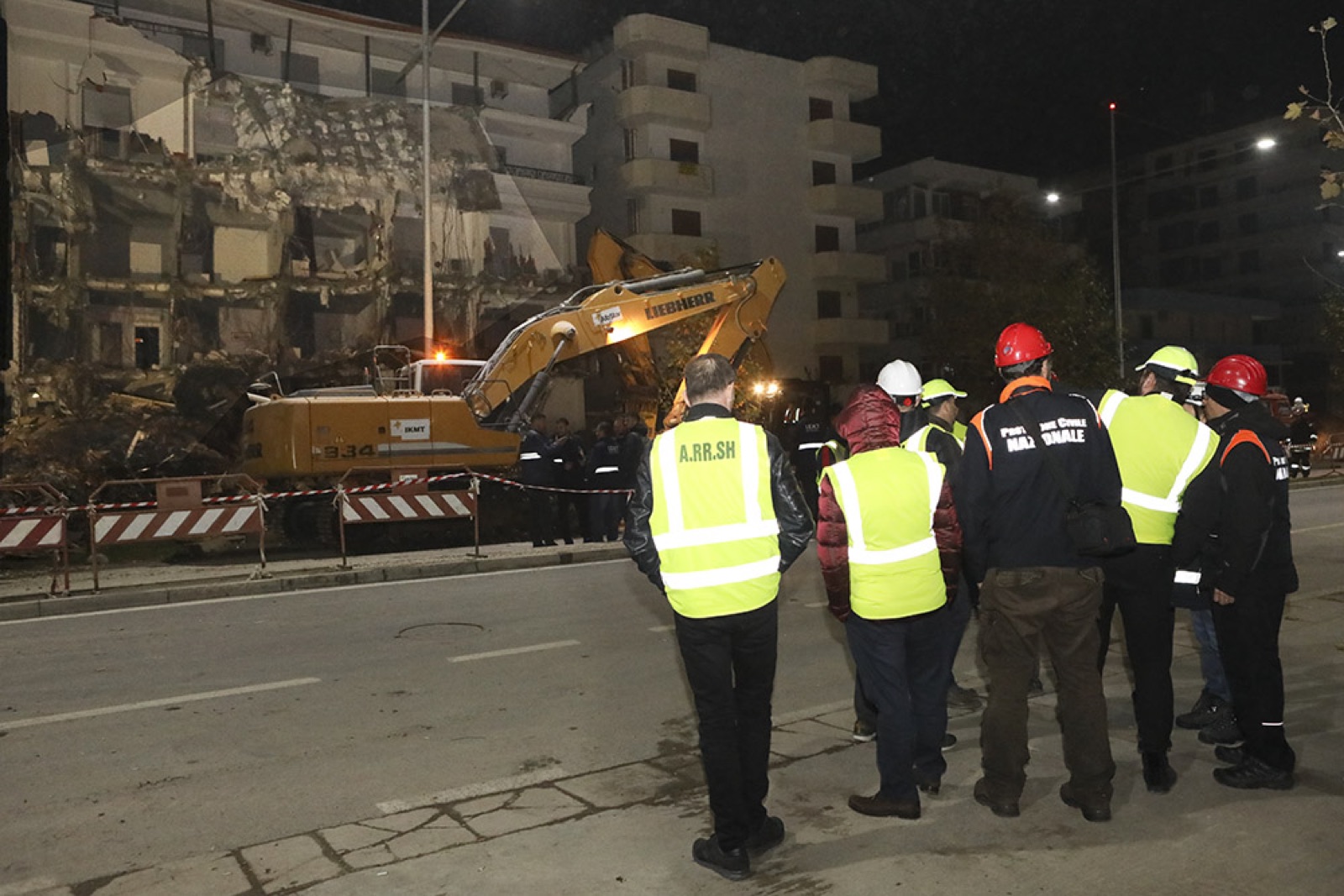 Ingenieure des italienischen Zivilschutzes begutachten Erdbebenschäden in Durrës, Albanien, Dezember 2019