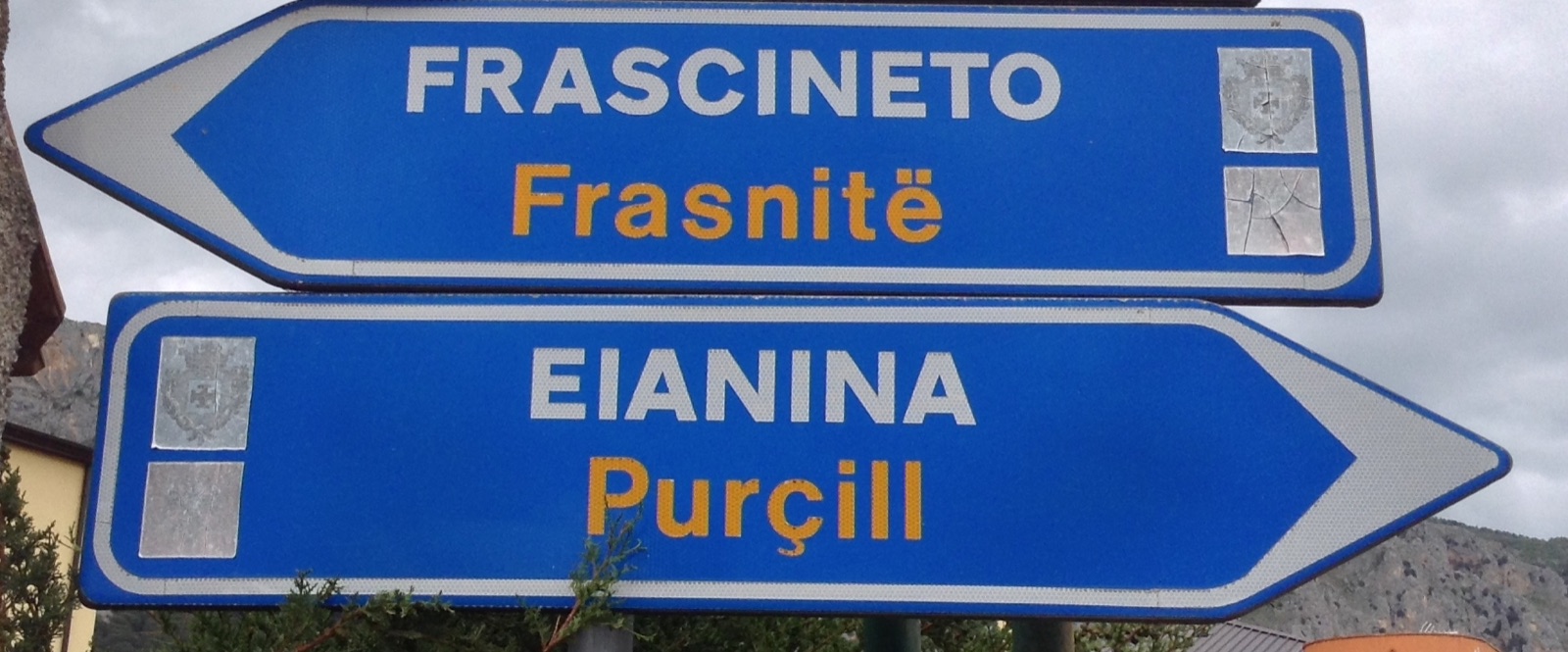 Zweisprachige italienisch-albanische Ortsschilder am Ortseingang von Frascineto / Frasnita in Calabria