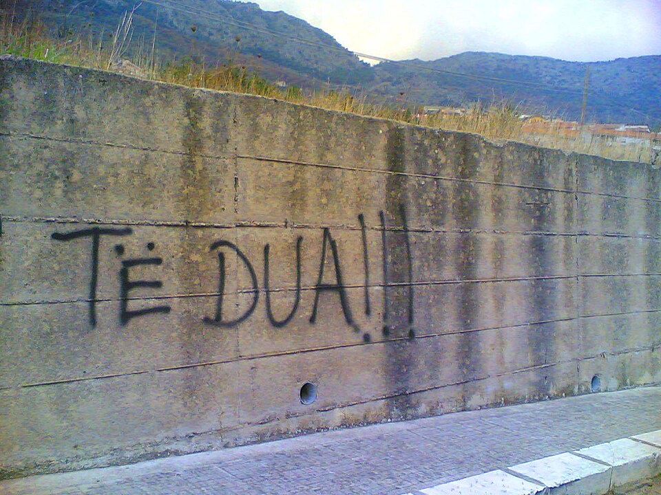 Wandinschrift mit den Worten ‚Të dua‘ – ‚Ich liebe dich‘ auf Albanisch – in Piana degli Albanesi