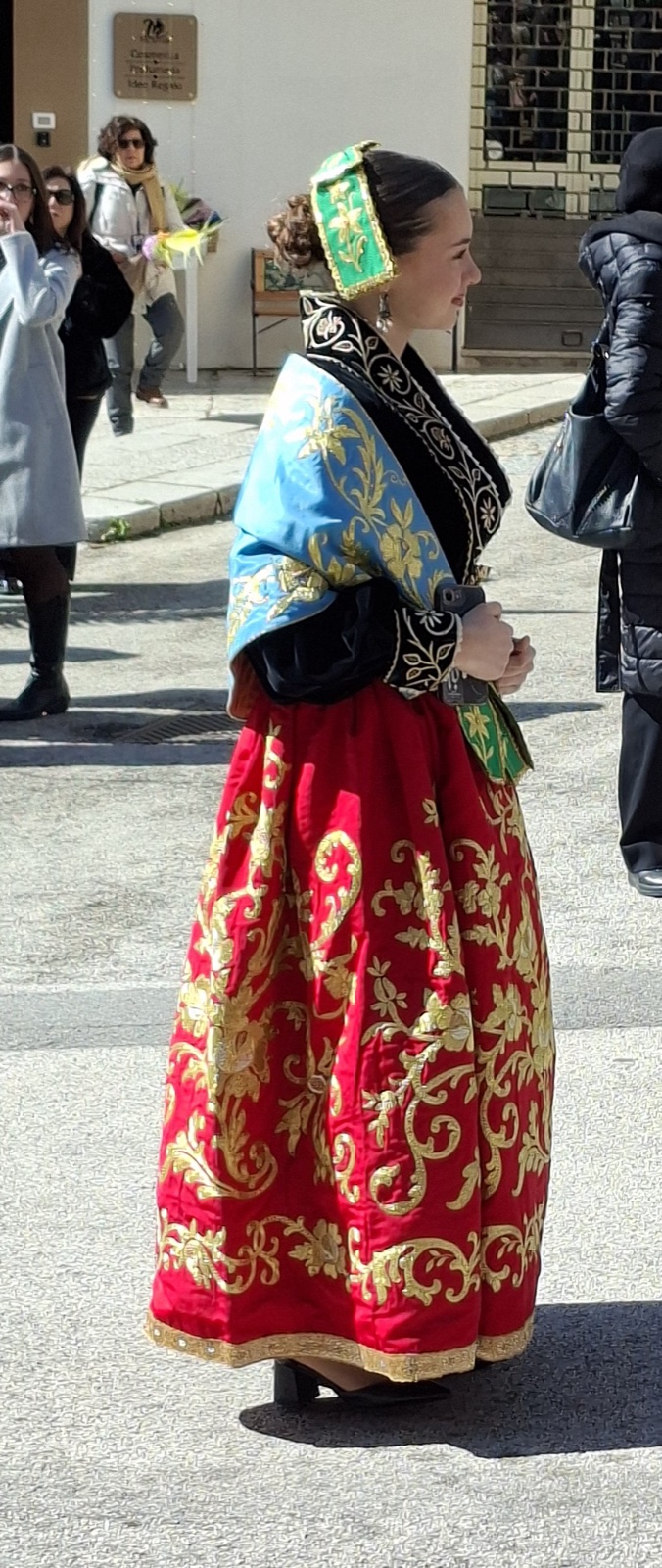 Frauen in traditioneller goldbestickter Arbëreshë-Tracht bei den Feiern der Karwoche in Piana degli Albanesi, März 2026