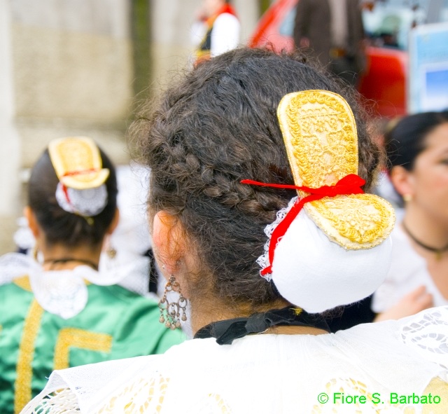 Le Vallje, die traditionellen Arbëreshë-Reigentänze in Tracht, in den Straßen von Civita