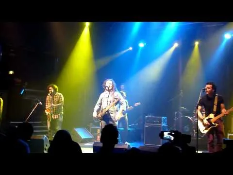 Spasulati Band duke performuar nën dritat blu dhe të verdha të skenës në KOKO në Londër për Ditën e Pavarësisë së Kosovës