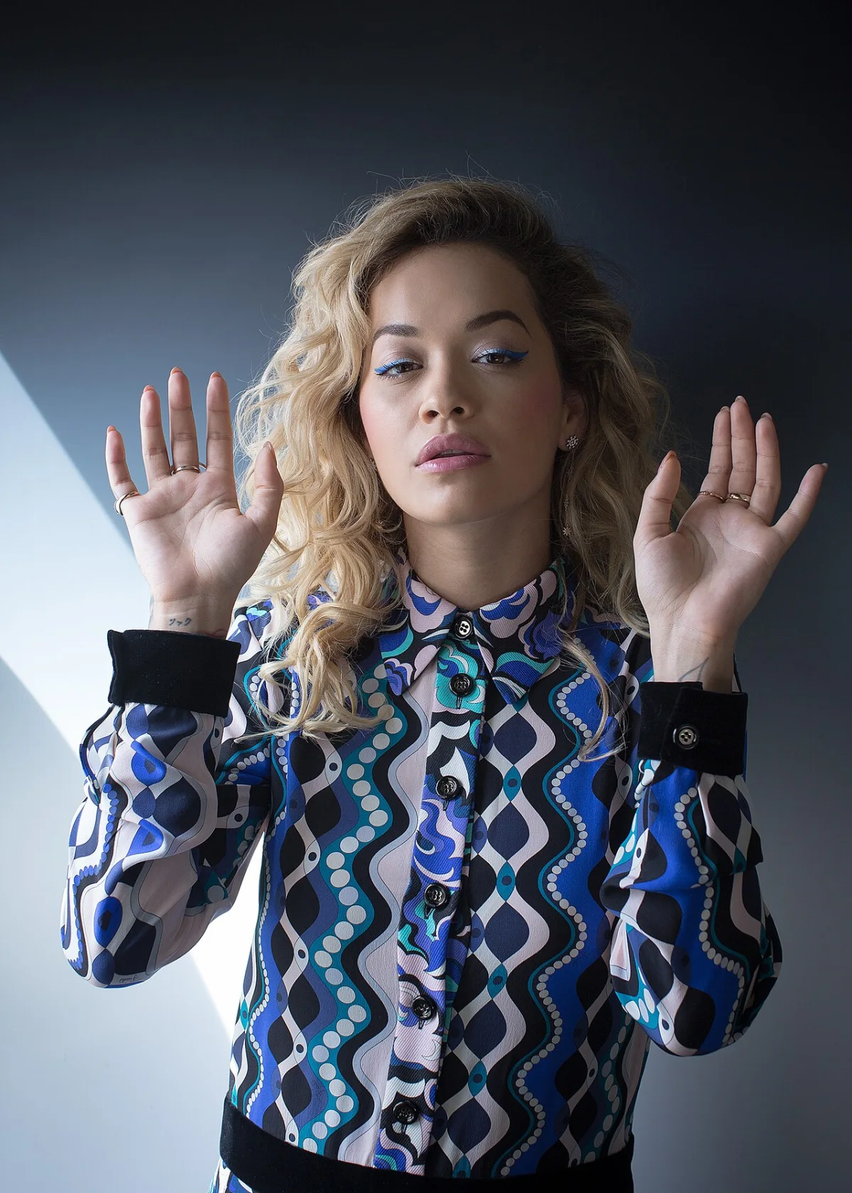 Portret studioje i këngëtares dhe aktores shqiptare kosovare Rita Ora në Berlin në vitin 2018