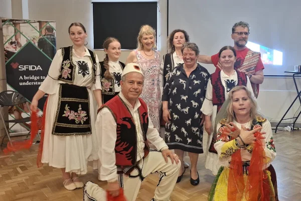 Anëtarë të Ansamblit të Vallëzimit Illyrian dhe mysafirë të SFIDA-s të veshur me veshje tradicionale shqiptare në Richmond