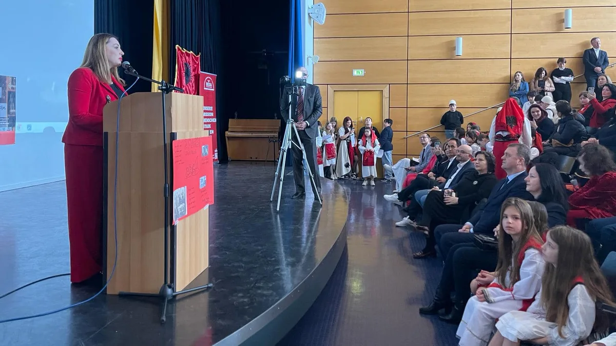 Alunni, genitori, insegnanti e rappresentanti diplomatici alla Festa degli insegnanti di LAPSH a Monaco di Baviera