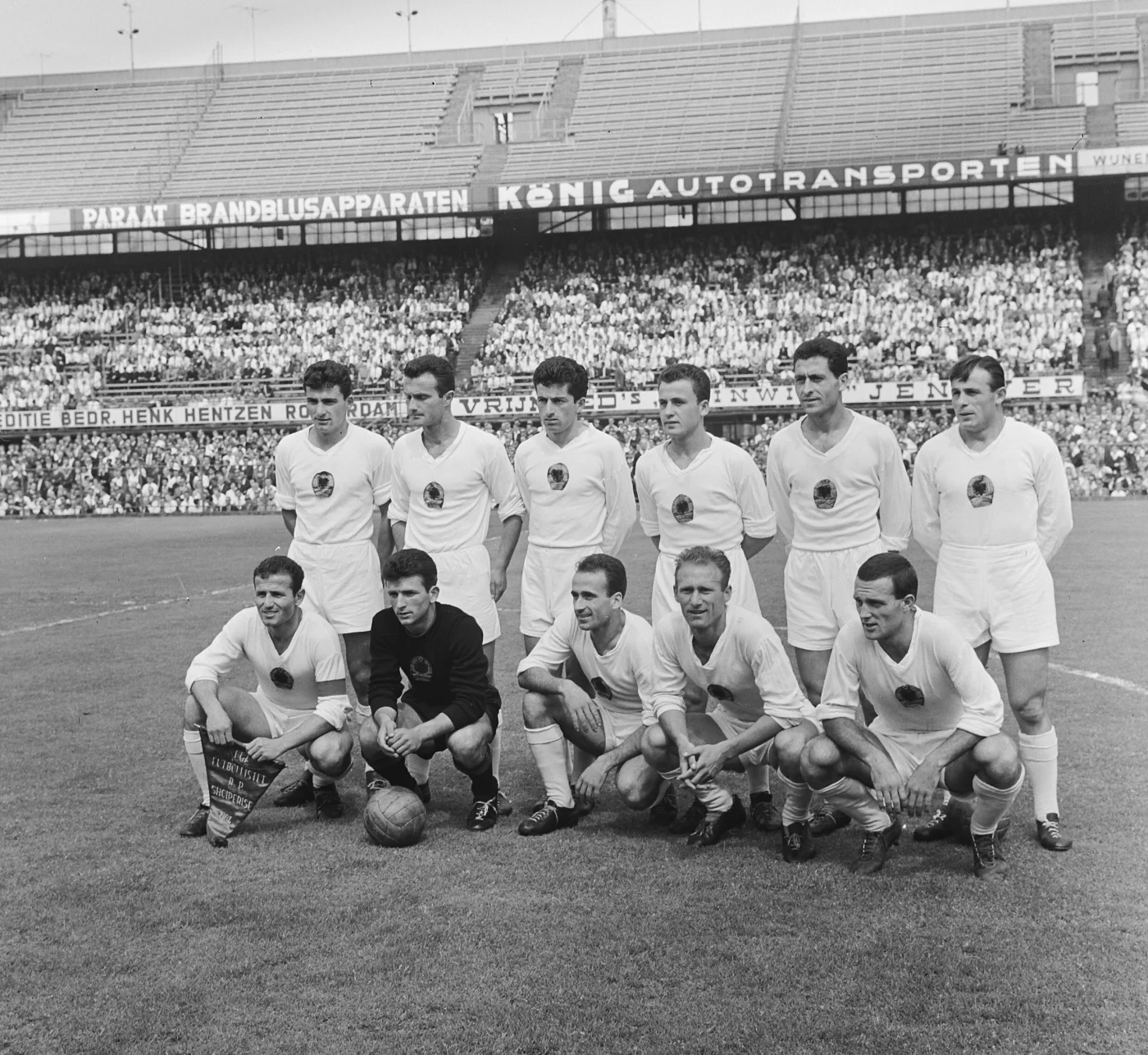 El once nacional de Albania alineado antes de jugar contra los Países Bajos en Róterdam el 24 de mayo de 1964, con el escudo del águila en la camiseta