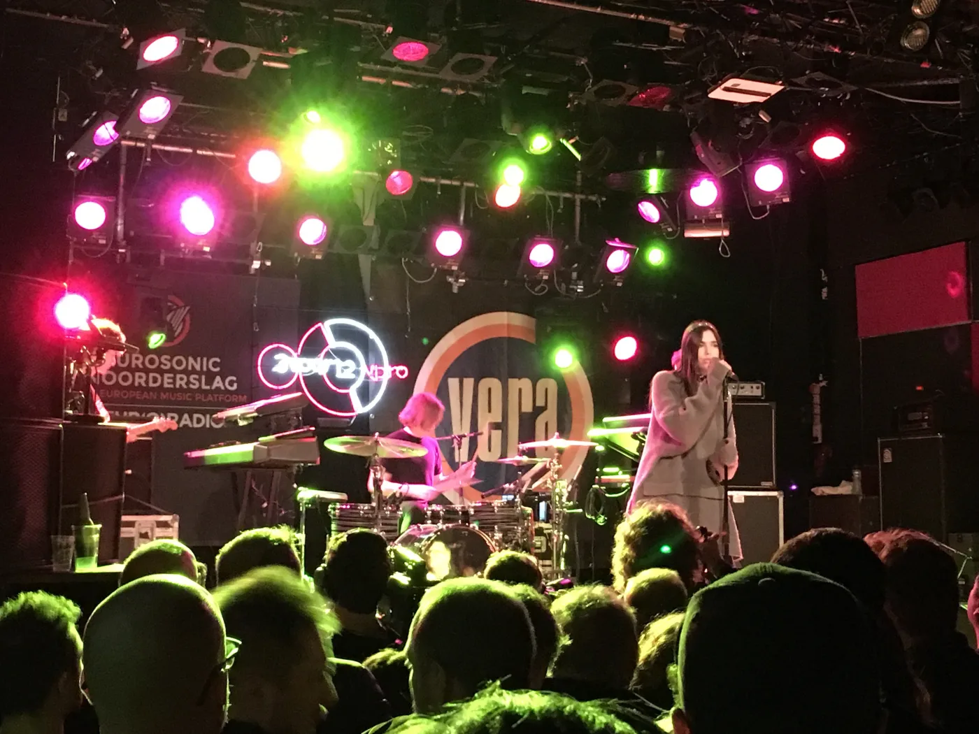 Dua Lipa actuando en el pequeño club Vera de Groninga durante el Eurosonic 2016, antes de su salto a la fama mundial