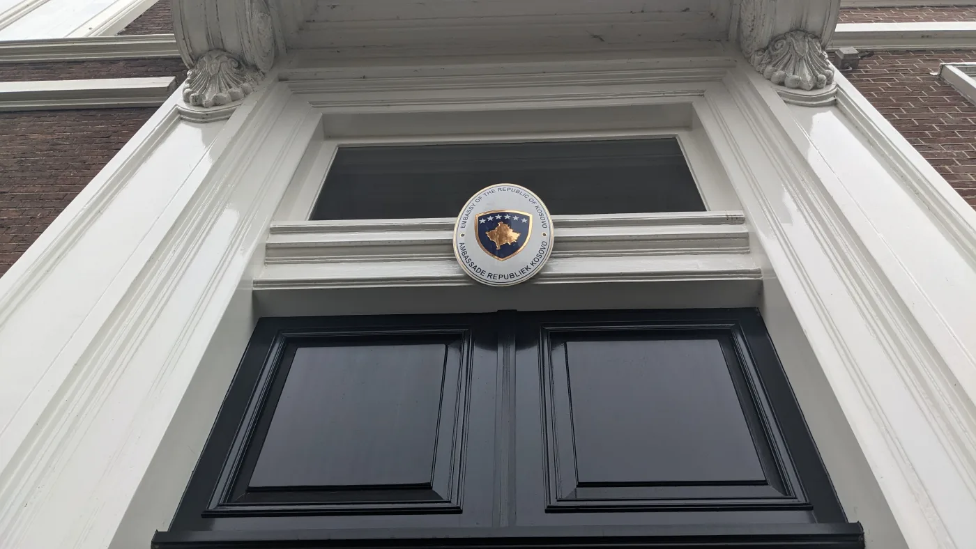 Cartel de la Embajada de la República de Kosovo en La Haya fotografiado en 2023