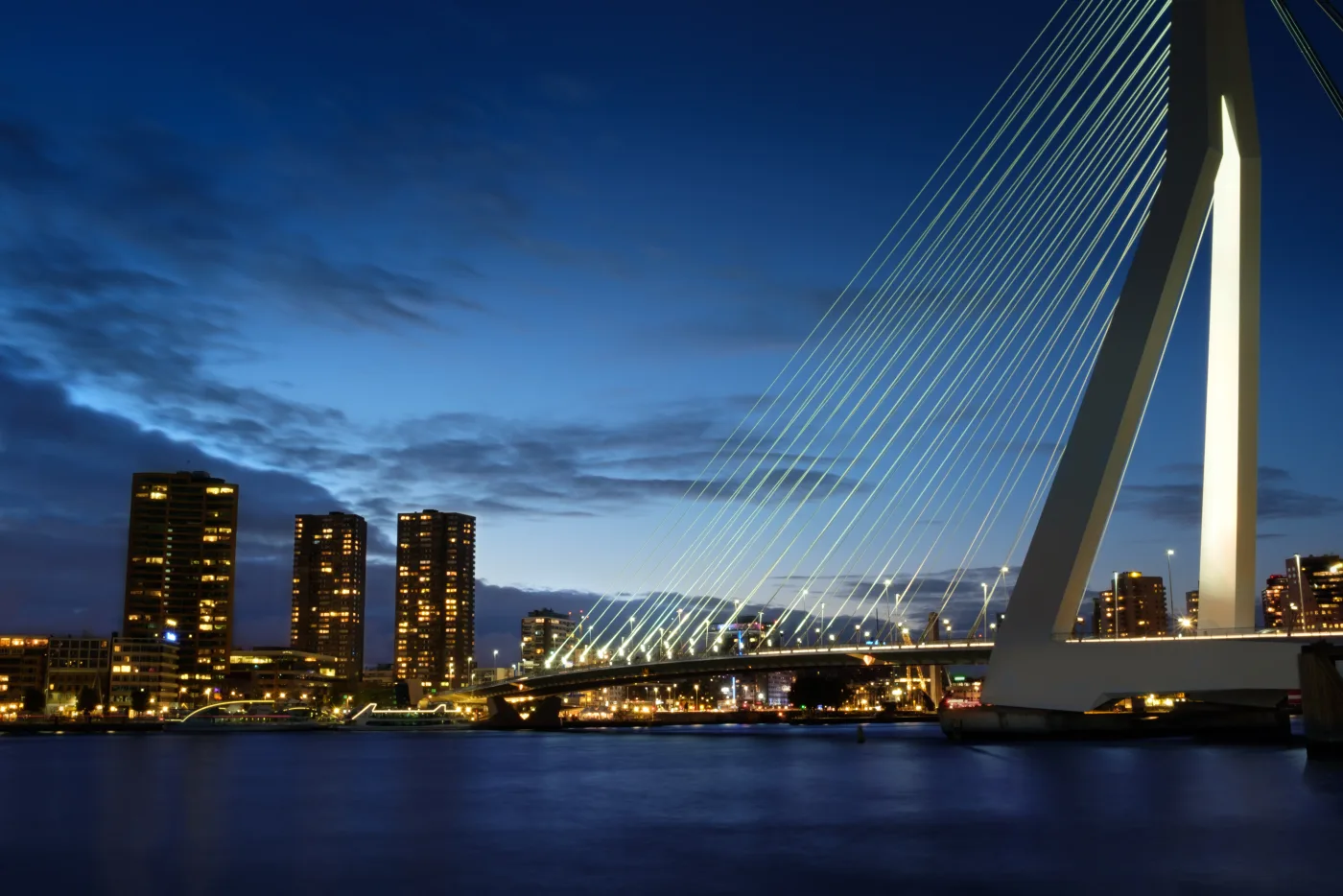 El puente Erasmus y el perfil urbano de Róterdam, una de las ciudades neerlandesas donde está documentada la vida comunitaria albanesa