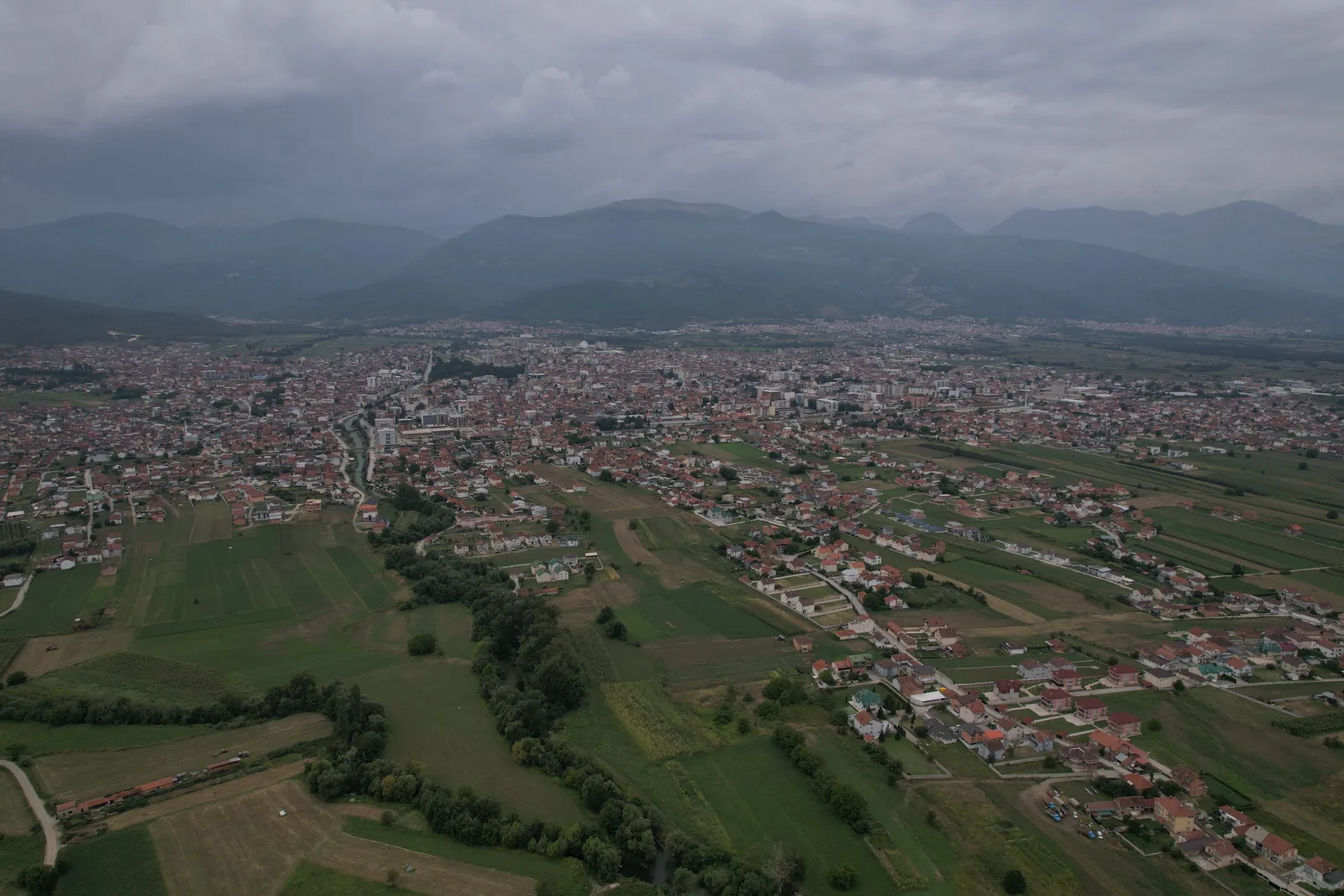 Gostivar och den omgivande Pologslätten från luften