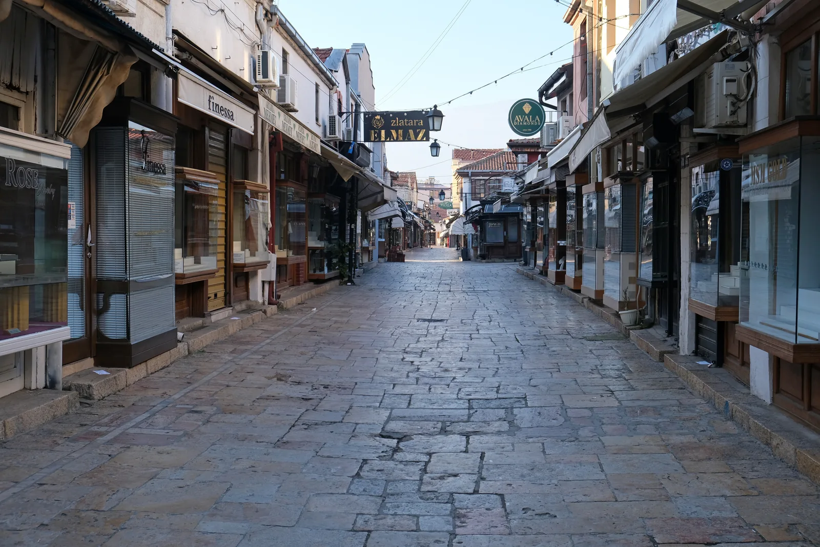 En gata i Gamla basaren i Skopje tidigt på morgonen