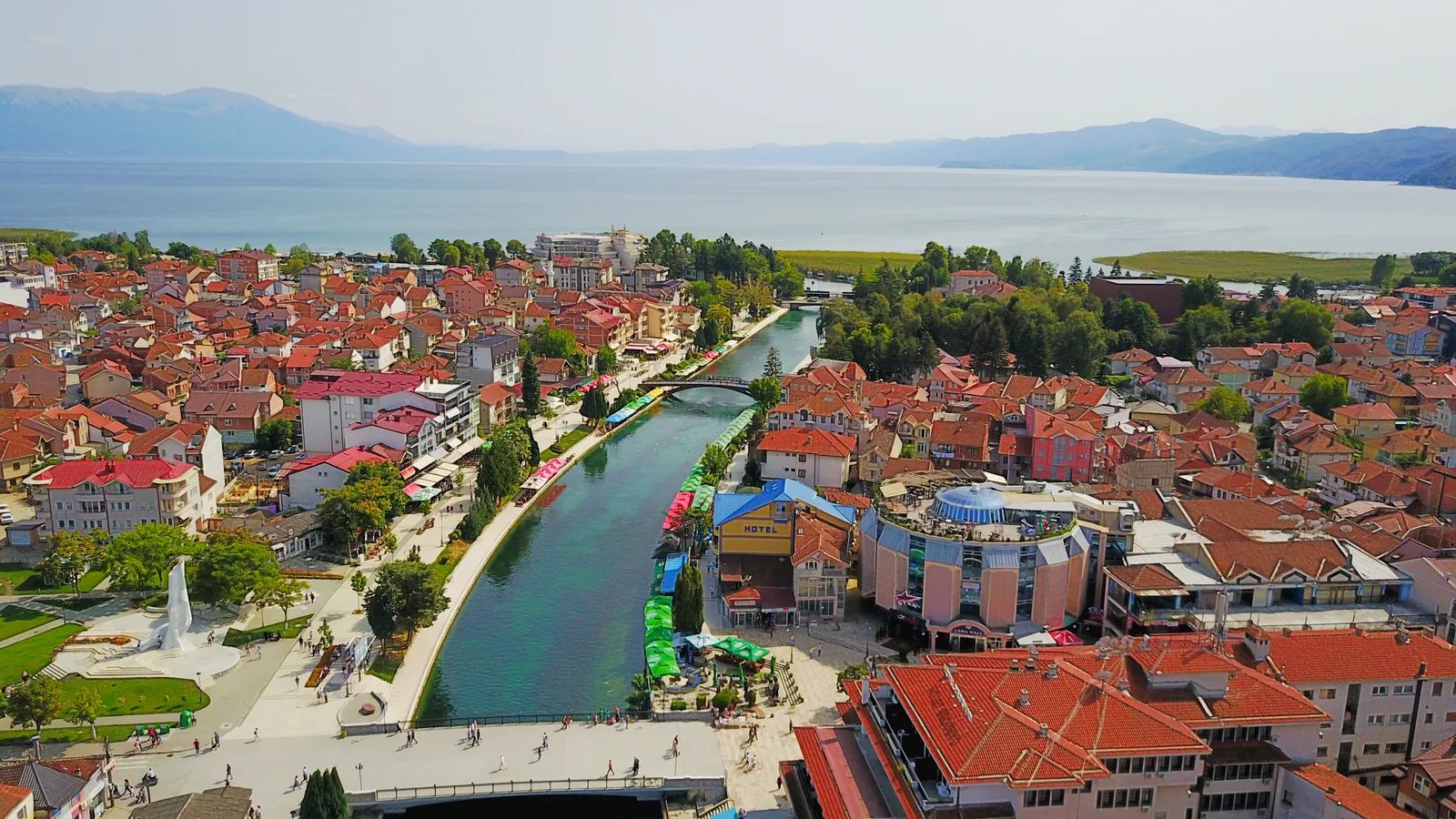 Struga från luften, med Svarta Drin som lämnar Ohridsjön rakt genom staden